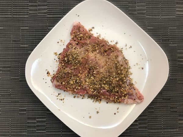 塗抹在二層肉上，雙面抹勻，放入冰箱冷藏醃漬個2小時，肉用錫箔紙包好，再以220度烤約15-20分鐘即可。