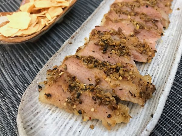 肉真的很香嫩好吃！可以搭配個蒜片也很對味喔～