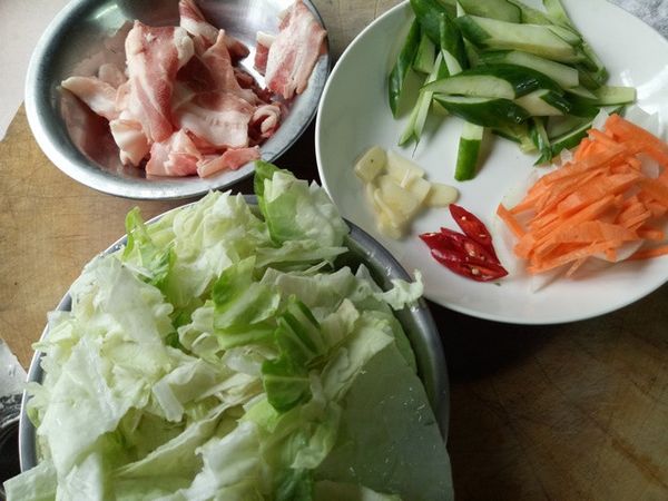 已切片或切絲的豬肉(牛肉)加入少許香油、醬油與米酒拌勻；大白菜、紅蘿蔔與小黃瓜切絲；蒜頭、洋蔥與紅辣椒切片。