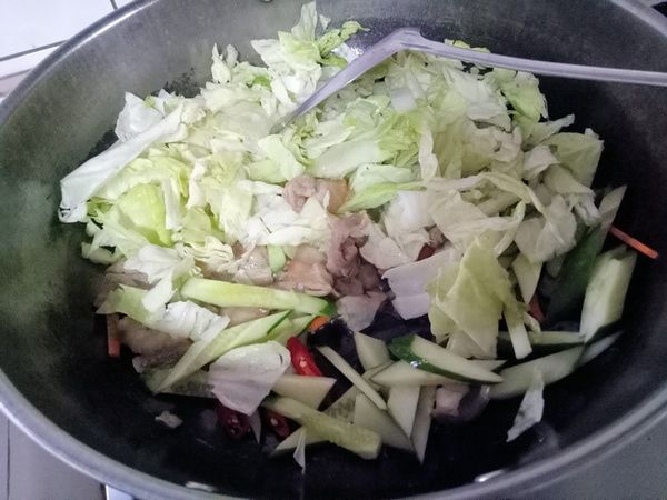 將大白菜與小黃瓜放入拌炒，加入適量的鹽與少許的高鮮味精、白胡椒粉；炒至大白菜完全熟透。