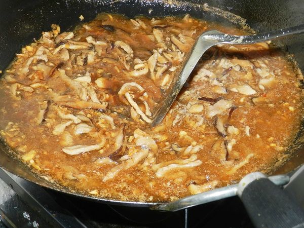 麻油加玄米油熱鍋，下蔥頭跟蝦米、香菇絲爆香，再下肉絲快炒，然後調味與加水(水量加上泡香菇的水與泡蝦米的水總合要三碗)