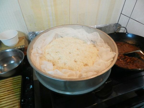 泡米水倒掉，蒸籠鋪紗布，倒入米，並在米上搓幾個洞，蒸25~30分(看個人喜好)