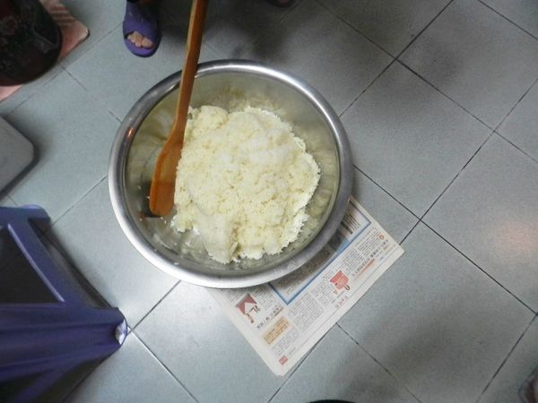 蒸好的米倒入大鍋