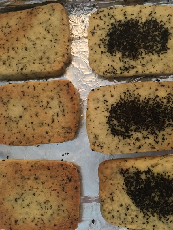 切成厚度約0.3-0.5mm
烤箱預熱170度15-20分
右邊是有灑上紅茶粉的
左邊的餅乾沒有灑～
依各人喜好斟酌哦！