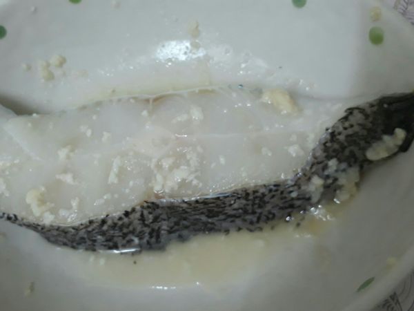 使用鹽麴醃鱈魚。
這次是抹好鹽麴後放冰箱3-4小時。