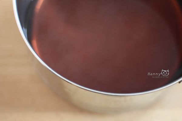 當葉子顏色全退為綠色，清水轉為紅紫色泛出紫蘇的香氣時就可以關火。過程約５－１０分鐘，紫蘇量越大水越多，滾煮的時間也要相對加長。