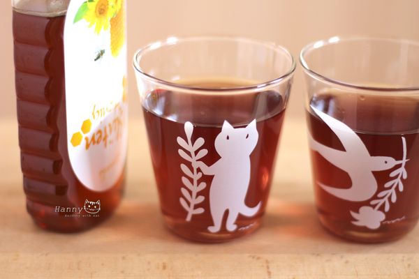 用濾網把葉子與水分離，乾淨的紫蘇茶靜置放涼，加入蜂蜜，甜味依照個人的喜愛調配，天氣熱時可以加幾顆冰塊消暑。