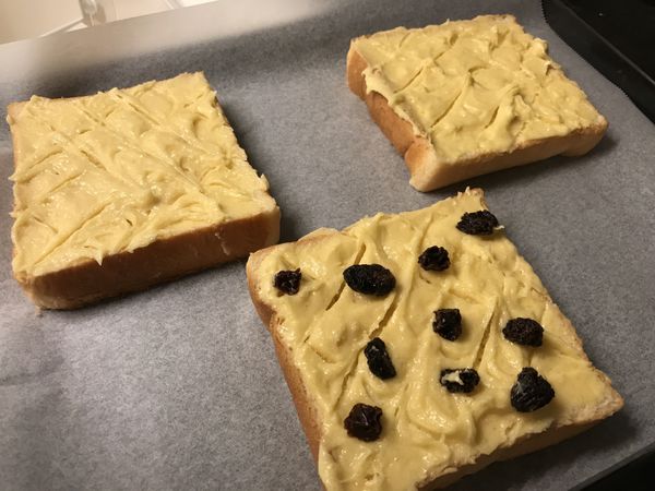 將菠蘿抹醬均勻塗在吐司上 (四個角角都要抹到比較好吃)，用刀子劃一下菱紋