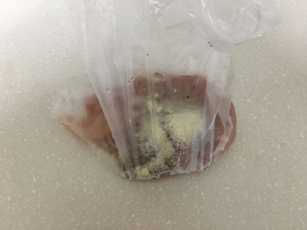 雞柳條洗淨擦乾，放入袋子中後加入[醃肉醬]揉勻，放置至少30分鐘