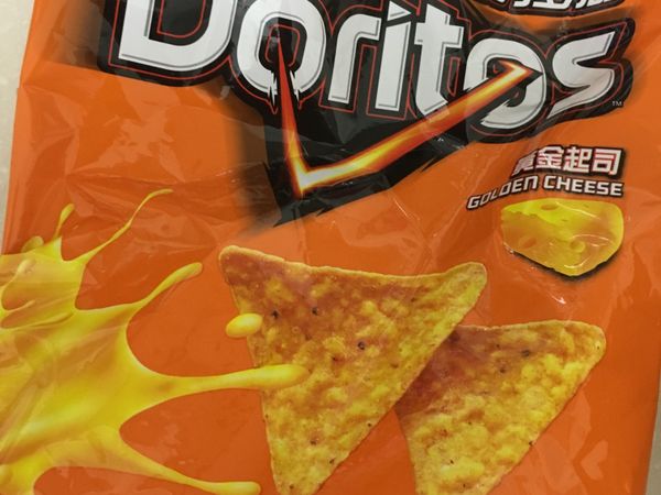 將玉米脆片餅乾敲碎