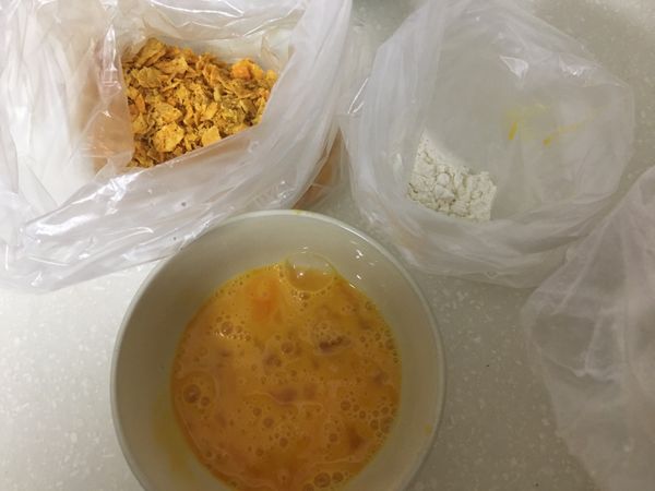 準備過三關
在盤子或袋子裡上先準備好麵粉、蛋液和玉米片

先將醃好的雞柳條沾裹麵粉
輕拍去除多餘粉類後沾裹蛋液
最後再沾裹玉米碎片輕輕壓實