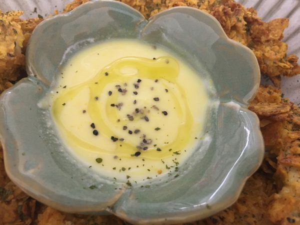 趁烤肉時來製作醬汁
將所有[優格醬汁]材料混勻，最後再淋上少許橄欖油