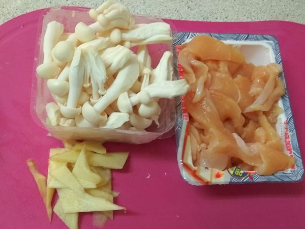薑切片
雞胸肉切薄片，加入太白粉抓勻
雪白菇切掉底部，掰開備用