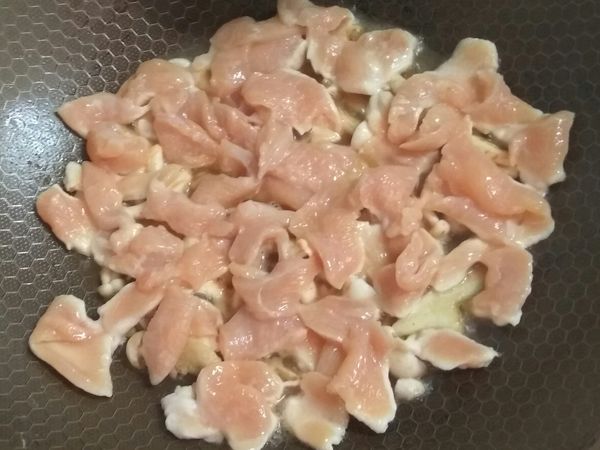 將雞肉片鋪在菇菇上面，等變色時再翻炒一下就可以囉！