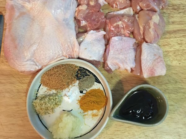 先將去骨雞腿1切成9-12塊，將醃料先備好。