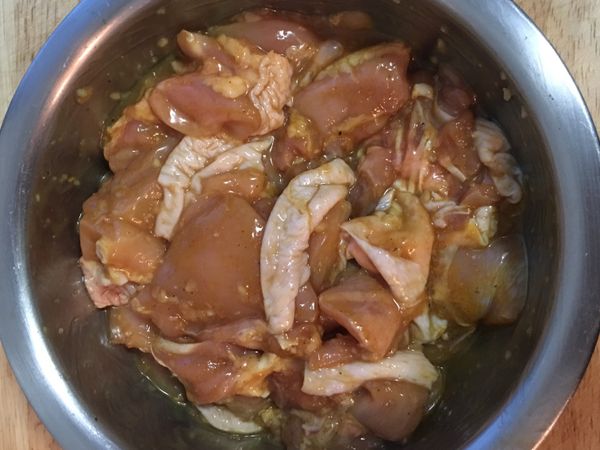 醃好的雞肉略抓勻，水份會再次被雞肉吸收。