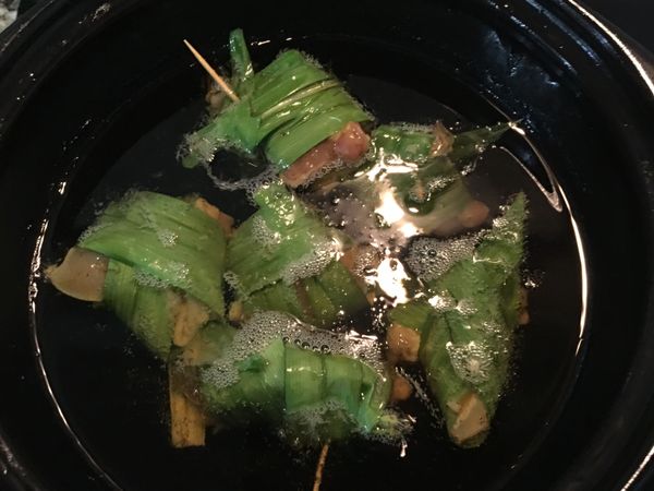 油溫加熱到160度便可下雞肉去炸，期間需翻面讓雞肉能均勻受熱，等炸到斑蘭葉變色了，即可轉大火逼油，斑蘭葉完全沒有綠色時便可起鍋瀝乾後擺盤。