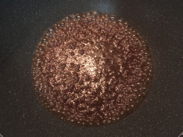 將醬汁除了白芝麻外，入鍋煮滾試味道用糖調整。起鍋前放點香油，倒到醬汁的容器中再放入白芝麻即可。醬汁帶點甜味很適合這道南洋風味的炸雞喔。