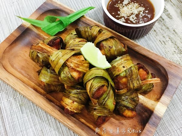 食用時可以擠點檸檬汁，讓雞肉更清爽，去除斑蘭葉後沾醬汁食用。