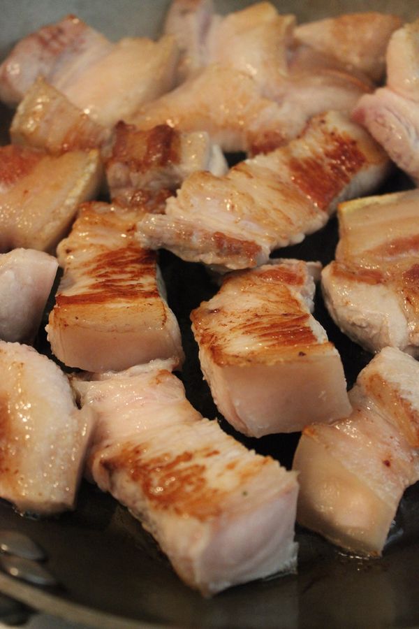 豬五花切塊狀~鍋中不加油~直接入鍋煎香~煎至表面上色~多這步驟~口感較Q彈不軟爛~煎好後起鍋備用