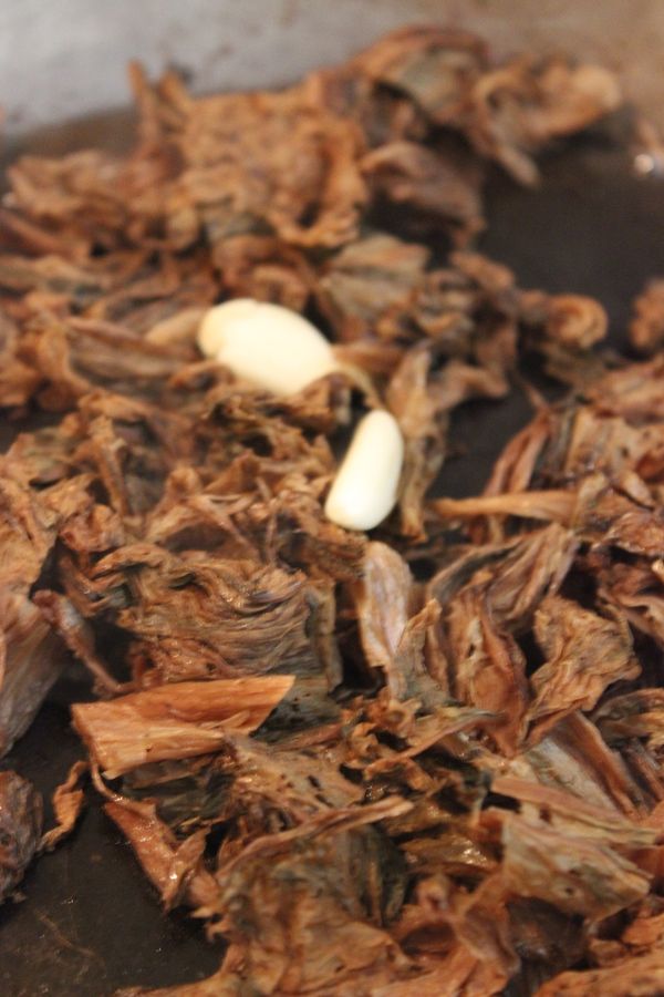 原鍋~鍋中有豬油~若油太多可以撈一點起來留約一大匙的量在鍋中~放入切細碎的梅乾菜以及兩顆蒜頭~在鍋中炒出香氣~起鍋備用**梅乾菜處理:將梅乾菜事先洗淨泡水~去除沙質~讓菜柔軟~擰乾切細備用