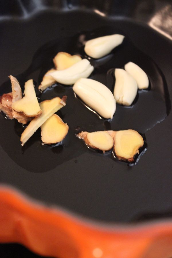 備一燉鍋~鍋中下少許油放入蒜頭以及薑片炒香