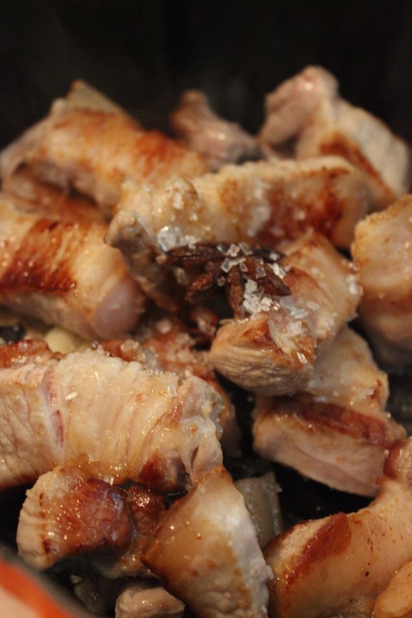 再放入八角與冰糖入鍋中~開始翻炒