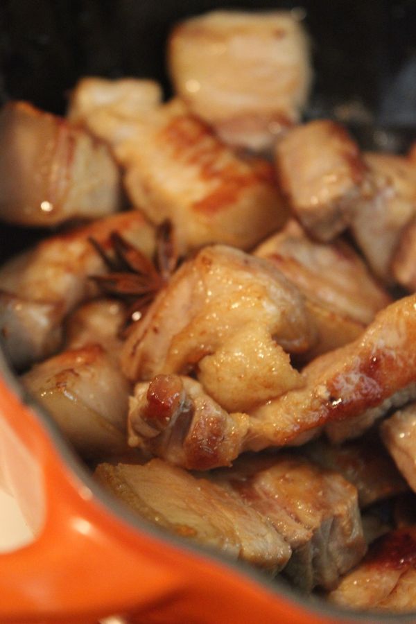 炒至冰糖融化~肉表面晶亮