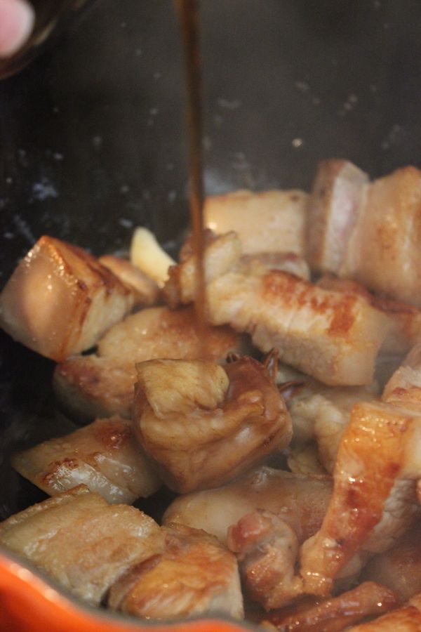 加入米酒~醬油以及水~水與醬油比可依各家醬油品牌不同去斟酌使用~要記得~調味不宜過鹹~等會兒要加入梅乾菜!它會吸湯汁~蓋上鍋蓋燜煮約40分鐘**火的大小》沸騰後轉中小火，中小火可以讓肉軟嫩不柴，湯汁也不會收太快