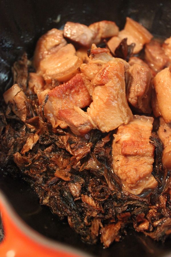 45分鐘時開鍋蓋檢視~取一筷子試戳看看肉的狀態~筷子容易戳入便可以放入梅乾菜~再繼續煮15-20分鐘~即完成**若是梅乾菜梗較粗較老，魯的時間需較長，在放入醬油酒水後可放入梅乾菜跟肉ㄧ起開始魯