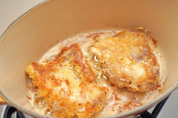 將葵花油放入鍋中，將油燒熱後放入雞腿排用小火，慢慢煎15分鐘。