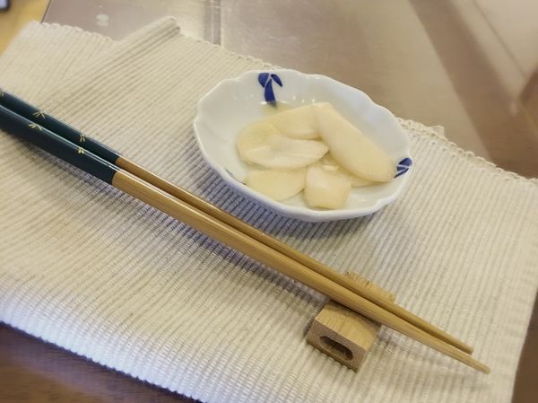 一天過後，去出冰箱內容器，盛入盤中，即可享用美味日式醃嫩薑。