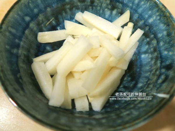 食材準備:
白蘿蔔切成入口大小
少許鹽巴抓醃出水去除苦澀味(約2小時)