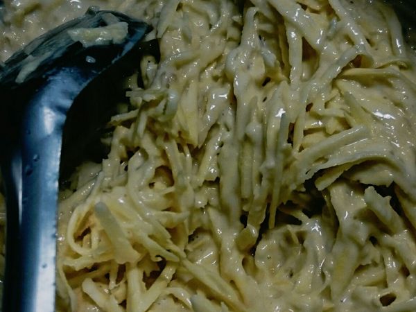 @取一小鍋子,加入蛋,糖,鹽,麵粉,攪拌
@再倒入水,水先半杯半杯的加
（水或麵粉的量可自行調整哦,調成糊狀即可）
@將調和好的粉漿加入地瓜絲即可下鍋炸哦