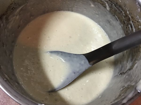 再加入鬆餅粉，鬆餅粉的量我是隨意估的，剛好鬆餅粉快用完，我就全加了，總之就是麵糊要稠稠的樣子就可以
