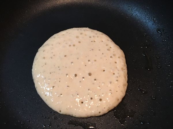 把麵糊用湯匙舀一勺至鍋中間，等到浮出很多小氣泡就可以翻面