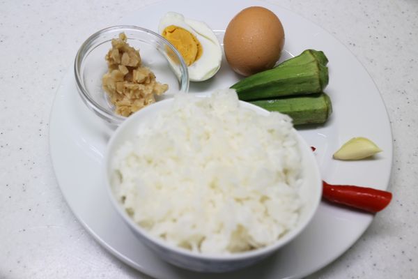 自己吃就簡單方便為主! 炒飯是個好選擇~~~