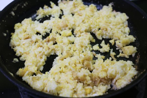 炒到鬆軟,米粒金黃分散不黏膩