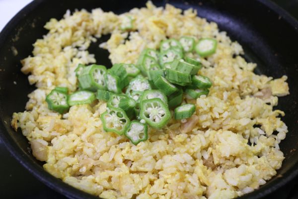 轉小火,在把秋葵星星下鍋炒