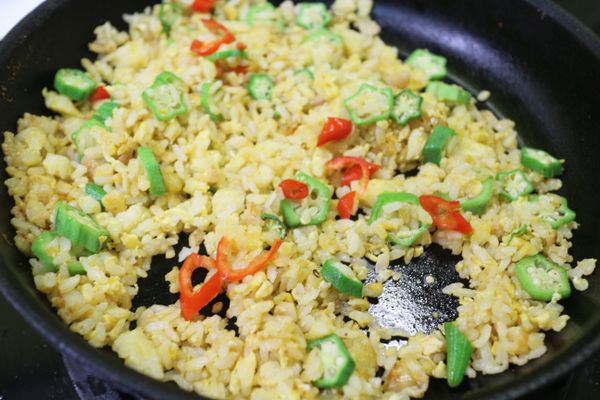 等到秋葵色澤出來,炒飯也金黃鬆散水份蒸發後,再少許的鹽巴糖調味(因為鹹蛋,菜圃都有鹹度,所以最後的味道要試吃看看再作調整 )