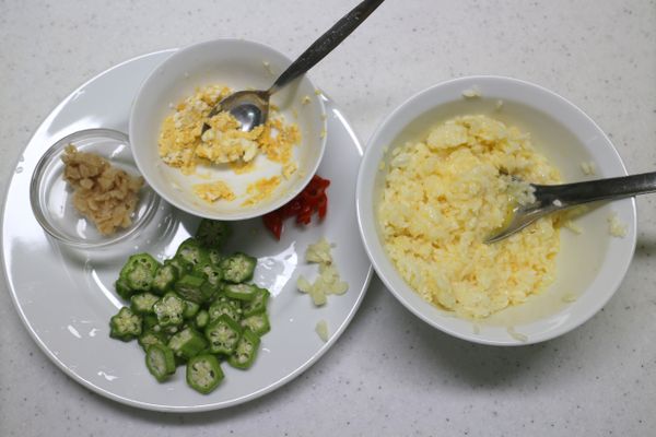 左邊--->把半顆鹹蛋挖出來用湯匙攪碎,菜圃泡水水擰乾,秋葵切星星狀,辣椒大蒜切碎
右邊--->隔夜飯一碗 混合打勻的雞蛋(黃金炒飯系炒起來色澤比較美)