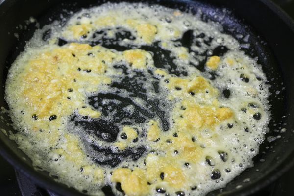 1大匙油加熱爆香大蒜末,再把鹹蛋碎一起炒到起泡,鹹蛋香味飄出