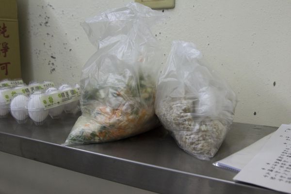 先將胡蘿蔔、洋蔥、蔥切小丁放進容器中。