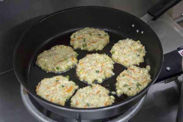 起油鍋（油適量），用大湯匙一杓一杓舀入鍋中整成圓形，煎至兩面焦黃即可起鍋。