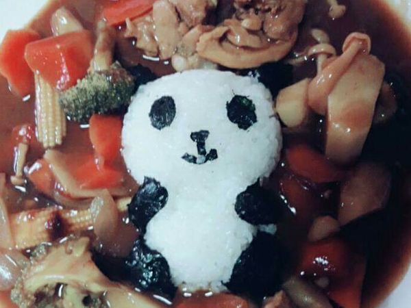 4.先做好你要的造型飯，在淋上咖哩就完成了（可以煎個起司雞排搭配咖哩很夠味哦～）