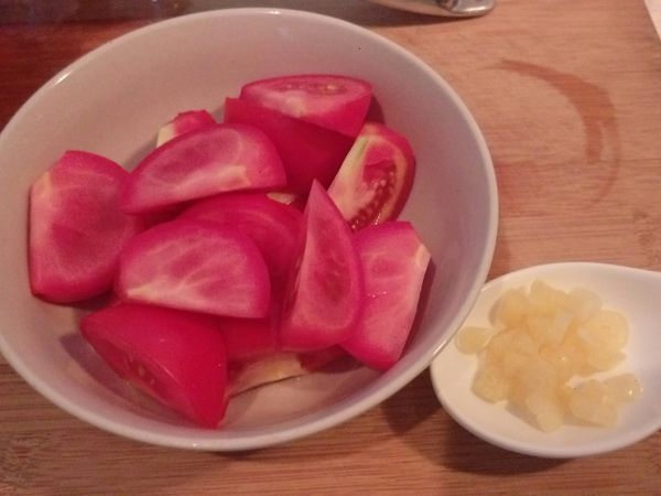 番茄切瓣(一顆約切8瓣)，蒜頭切末備用