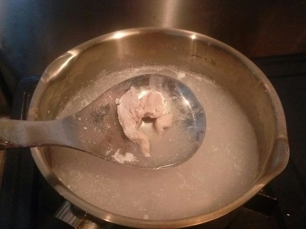 冷水放入雞胸肉開始加入跑活水，讓雜質跑出來後撈起來備用