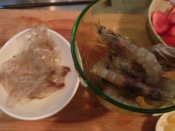 蝦子剪去鬚鬚及頭頂的刺，留蝦頭剝去蝦殼(還蠻好剝的，從蝦尾數去第三節開始剝)，蝦殼也要另外留起來備用