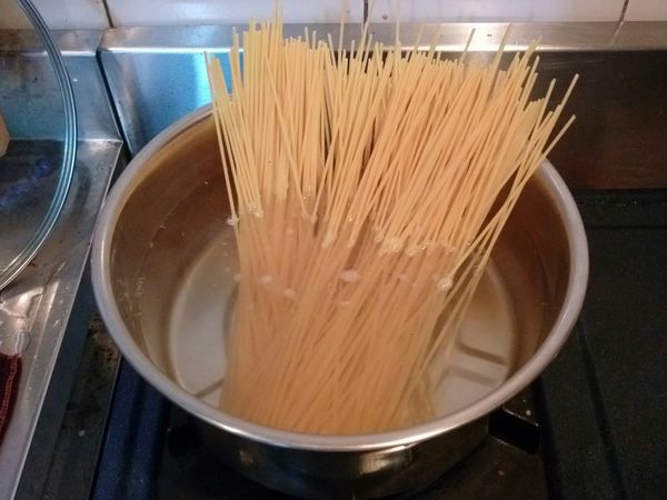 煮一鍋水加入鹽巴煮滾後，散著放入麵條煮軟(通常需要一點時間，可以依照自己喜歡的軟硬度調整烹煮時間)