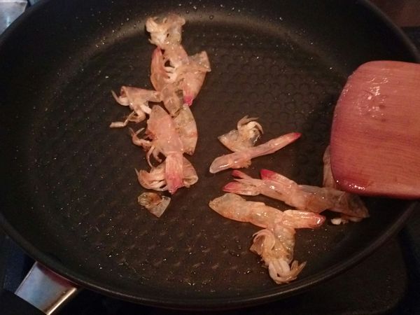 煮麵的同時，熱一油鍋放入剛剛剝起的蝦殼炒到紅色，讓蝦的香氣跑出來後夾起來丟掉